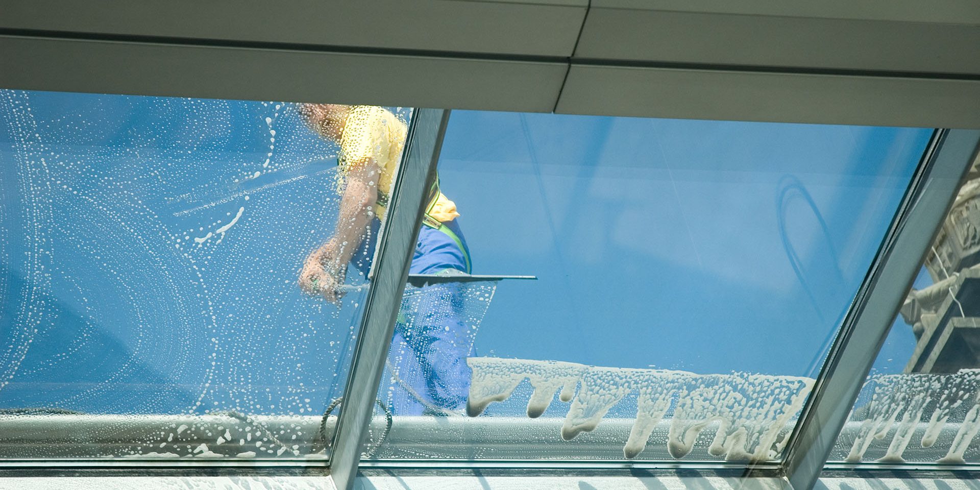 worker cleaning windows ramen schoonmaken